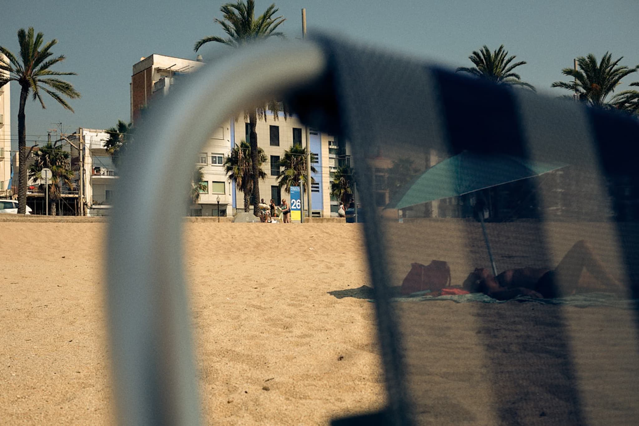 A summer glimpsed through layers